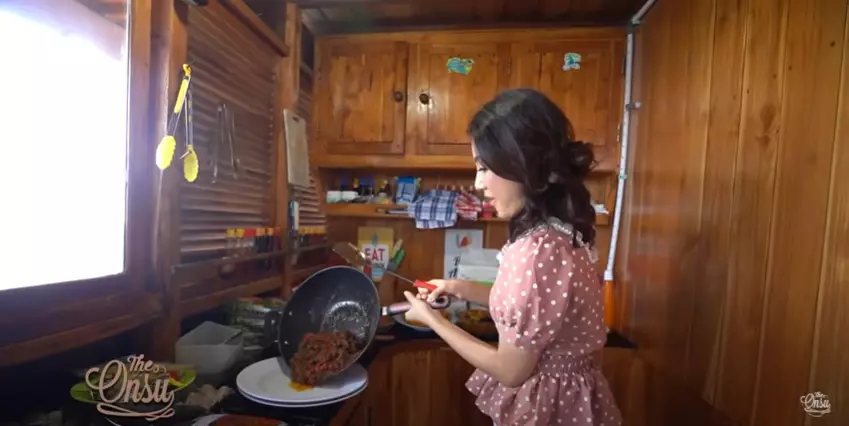 momen Sarwendah masak di kapal YouTube