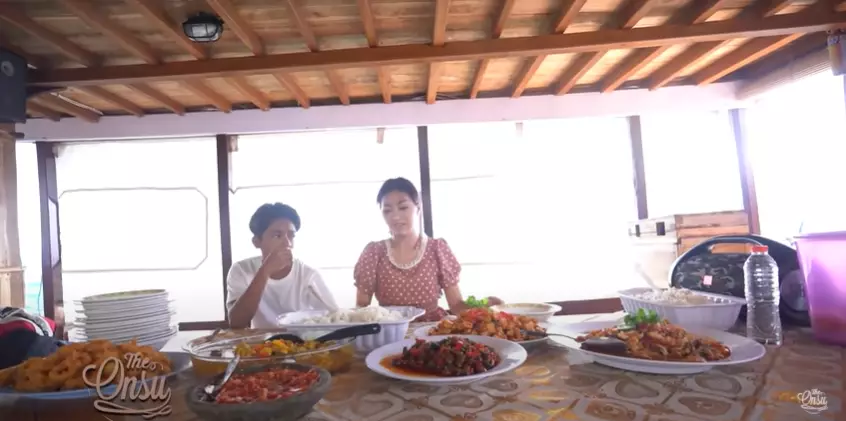 momen Sarwendah masak di kapal YouTube
