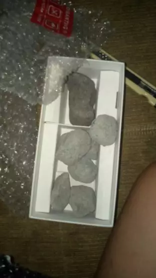 Wanita beli handphone online © 2021 Twitter