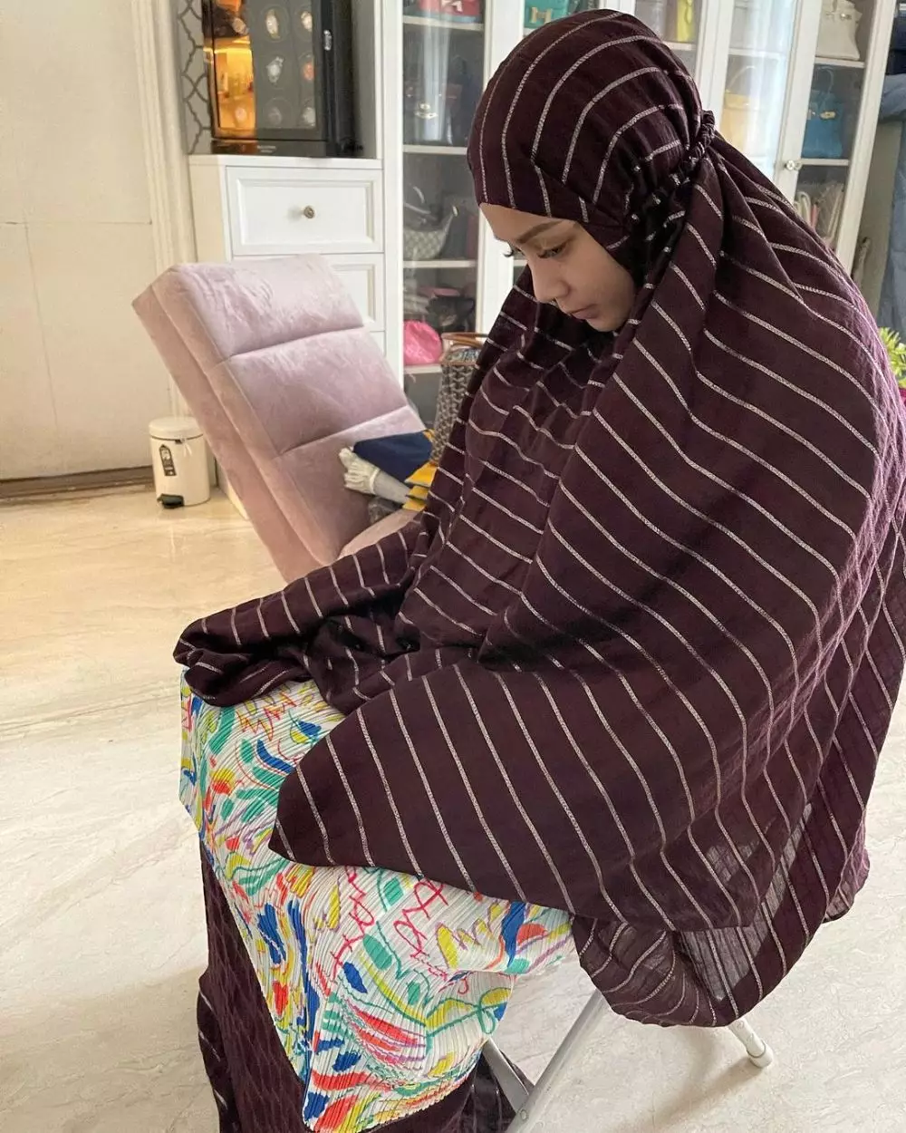 Salat di atas kursi Nagita Slavina tuai doa dari fans Instagram Salat di atas kursi Nagita Slavina tuai doa dari fans Instagram