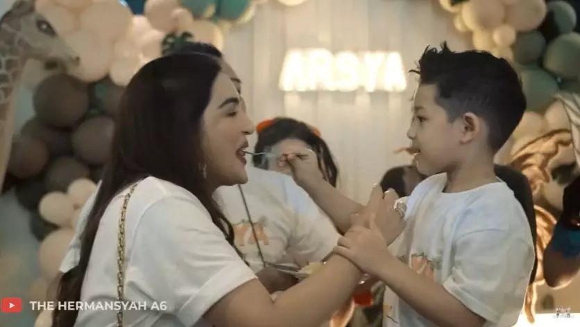 Momen Ashanty rayakan ulang tahun ke-5 Arsya © berbagai sumber Momen Ashanty rayakan ulang tahun ke-5 Arsya © berbagai sumber