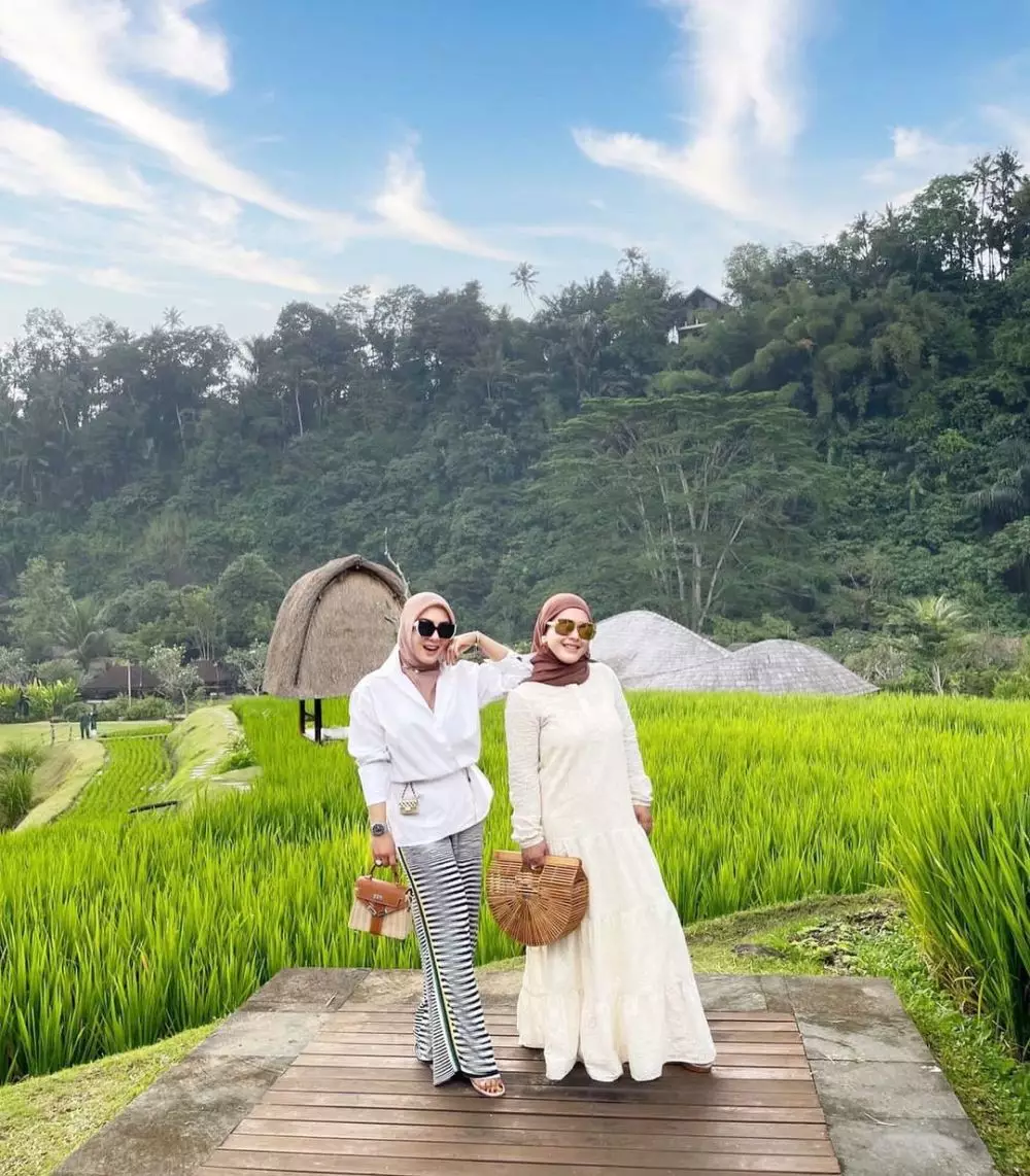 beda gaya Syahrini dan Aisyahrani Instagram beda gaya Syahrini dan Aisyahrani Instagram