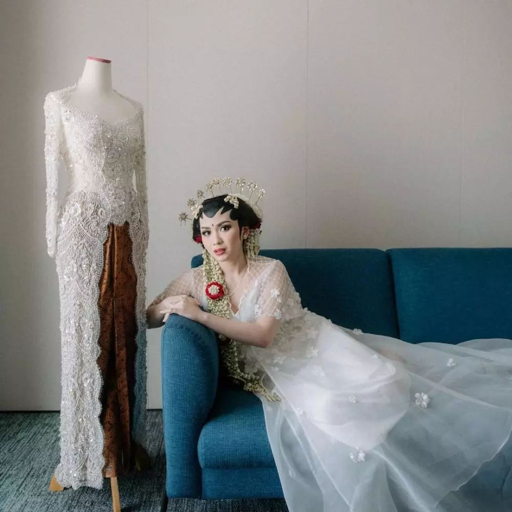 Penyanyi pakai riasan paes Jawa © 2021 brilio.net Penyanyi pakai riasan paes Jawa © 2021 brilio.net