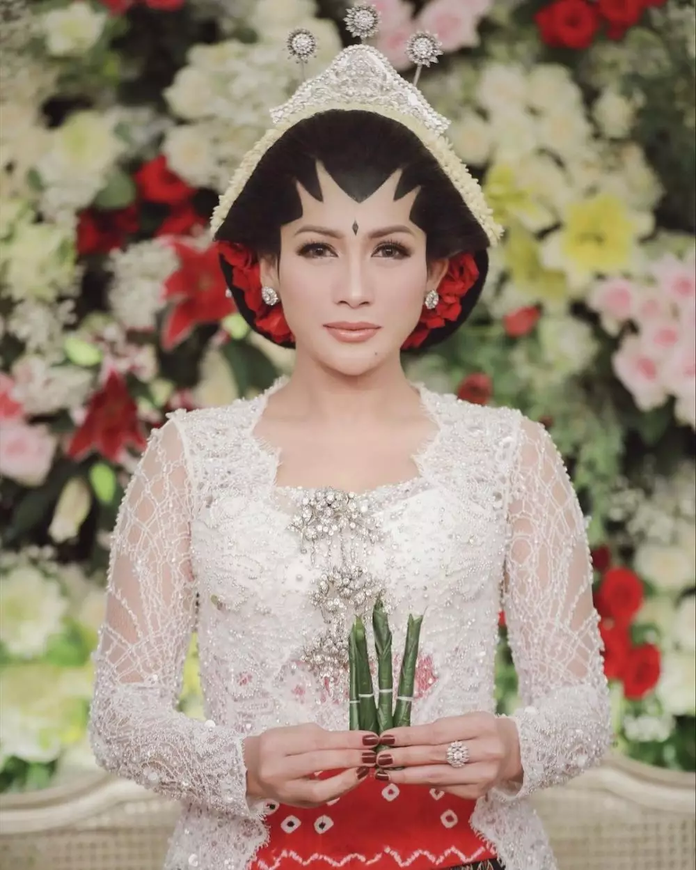 Penyanyi pakai riasan paes Jawa © 2021 brilio.net Penyanyi pakai riasan paes Jawa © 2021 brilio.net