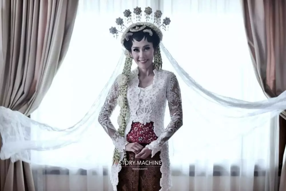 Penyanyi pakai riasan paes Jawa © 2021 brilio.net Penyanyi pakai riasan paes Jawa © 2021 brilio.net