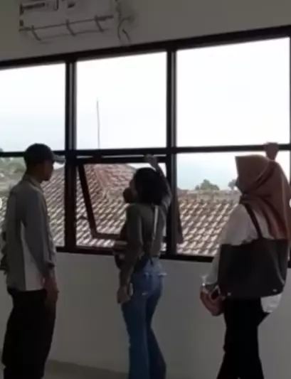 gedung sekolah Yuni Shara © 2021 brilio.net