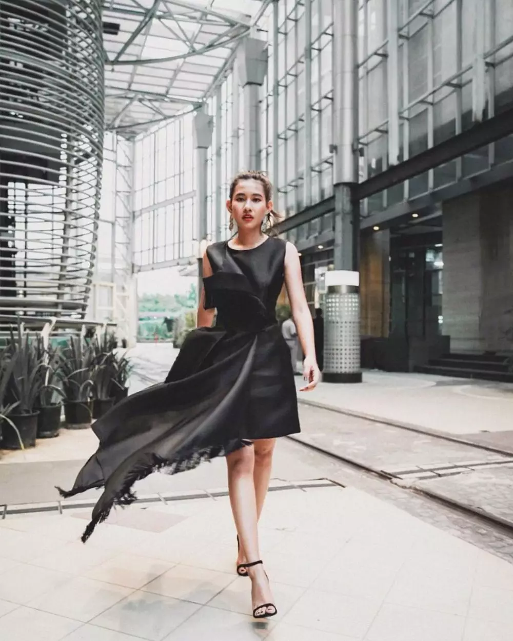 potret Shenina Cinnamon bermakeup tebal © 2021 brilio.net