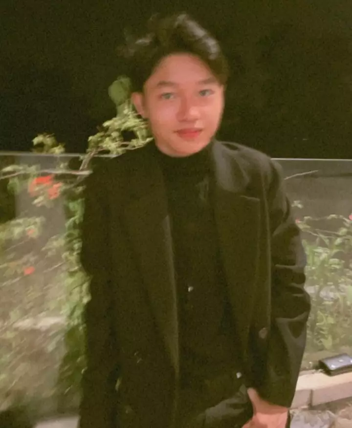 Potret Keisha Alvaro kenakan turtle neck & setelan hitam Instagram/@keisha.alvaro