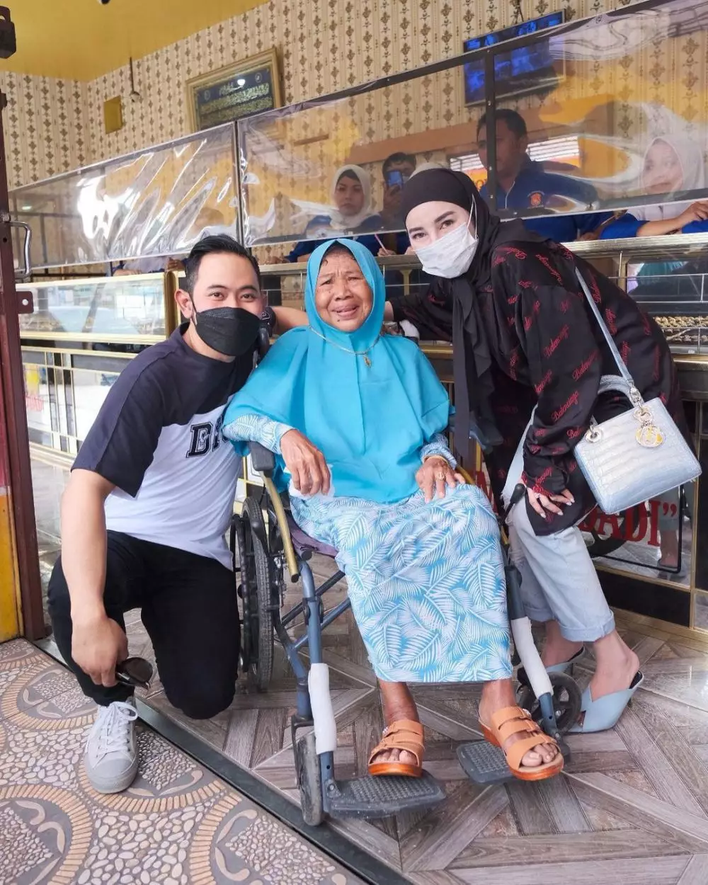 bu Trima dibelanjakan emas oleh juragan 99 Instagram