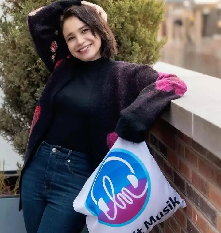 Penyanyi Indonesia berhasil debut di luar negeri Berbagai sumber 