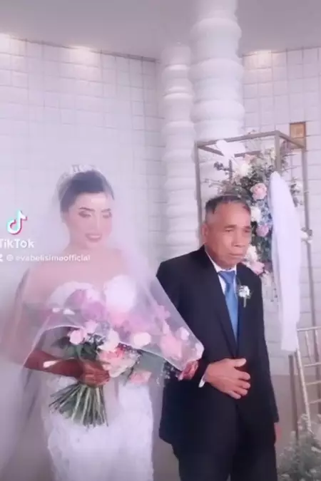 Momen pernikahan Eva Belisima mantan istri Kiwil © Instagram/@evabelisima_ Momen pernikahan Eva Belisima mantan istri Kiwil © Instagram/@evabelisima_