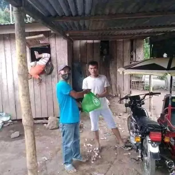 momen nyeleneh di background foto © 2021 instagram.com momen nyeleneh di background foto © 2021 instagram.com