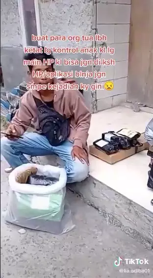 Bocah lakukan transaksi online © TikTok