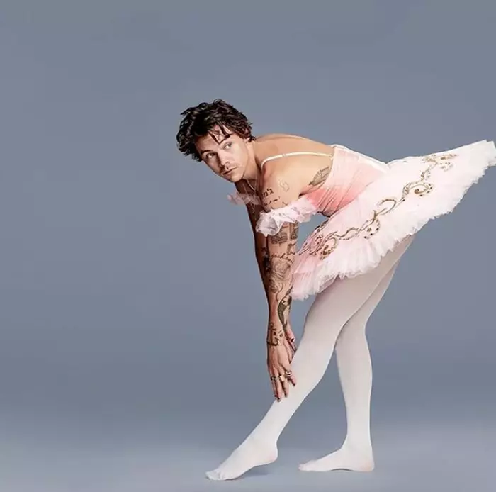 potret Harry Styles kenakan rok di pemotretan Berbagai sumber 