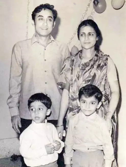 Aamir Khan bareng adiknya Faisal Khan © berbagai sumber Aamir Khan bareng adiknya Faisal Khan © berbagai sumber