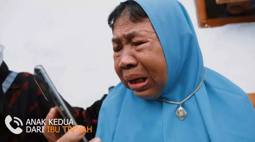 ibu Trimah telp anak © 2021 brilio.net ibu Trimah telp anak © 2021 brilio.net