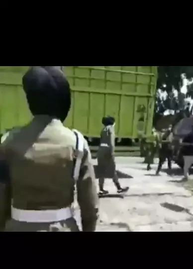 sejumlah Satpol PP ini diusir warga saat berteduh Instagram