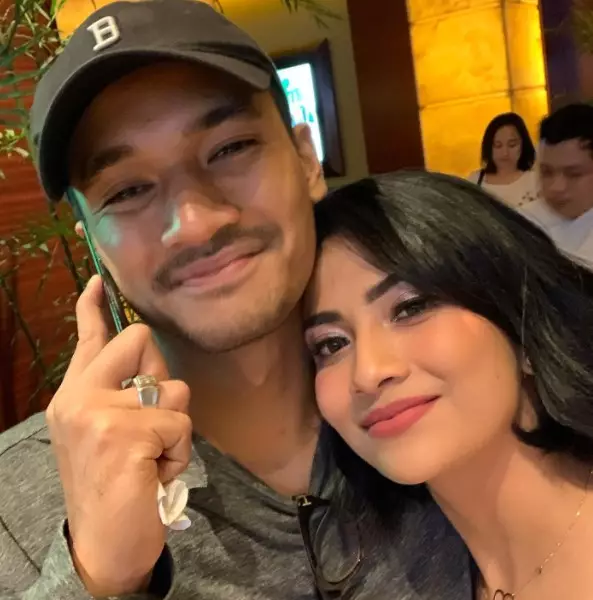 Potret kenangan Vannesa Angel dan suami © Instagram