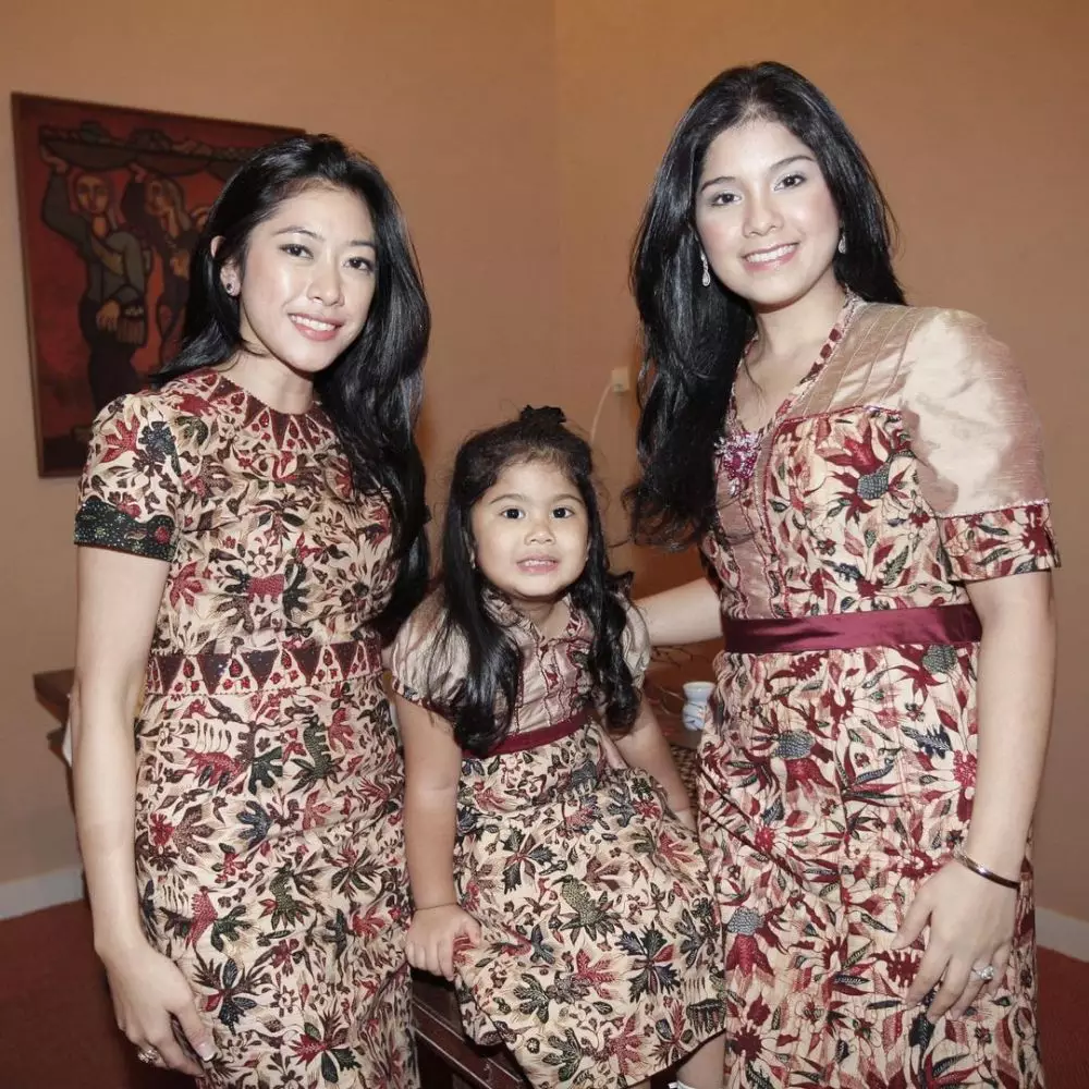 beda gaya Aliya dan Annisa Pohan saat pakai kebaya Instagram beda gaya Aliya dan Annisa Pohan saat pakai kebaya Instagram