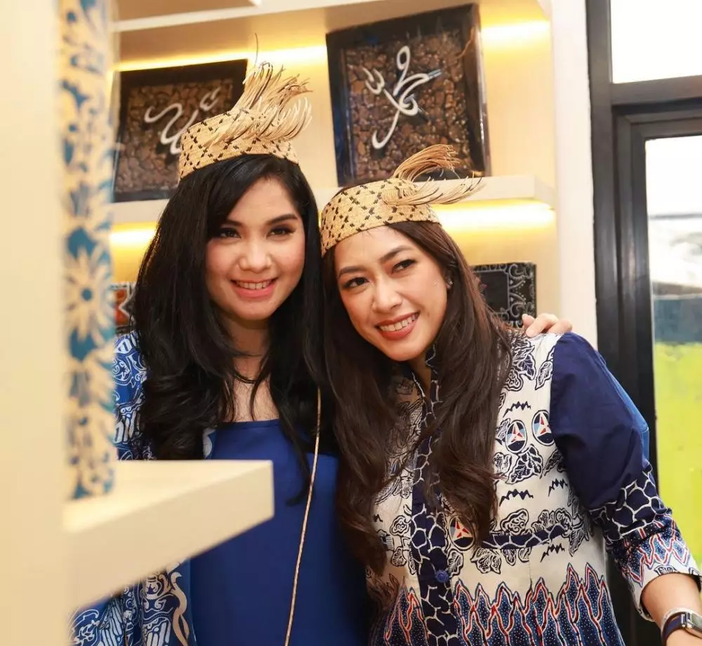 beda gaya Aliya dan Annisa Pohan saat pakai kebaya Instagram beda gaya Aliya dan Annisa Pohan saat pakai kebaya Instagram