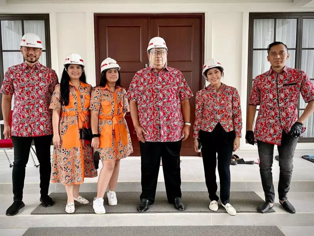 beda gaya Aliya dan Annisa Pohan saat pakai kebaya Instagram beda gaya Aliya dan Annisa Pohan saat pakai kebaya Instagram