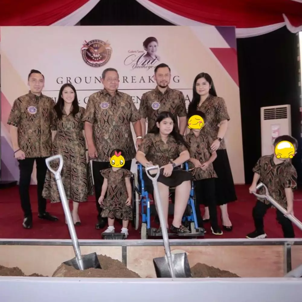 beda gaya Aliya dan Annisa Pohan saat pakai kebaya Instagram beda gaya Aliya dan Annisa Pohan saat pakai kebaya Instagram