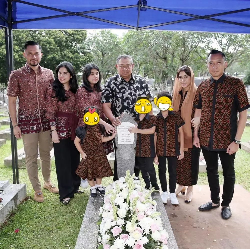 beda gaya Aliya dan Annisa Pohan saat pakai kebaya Instagram beda gaya Aliya dan Annisa Pohan saat pakai kebaya Instagram