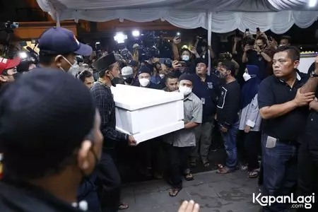 Potret kedatangan jenazah Vanessa Angel & suami © KapanLagi.com