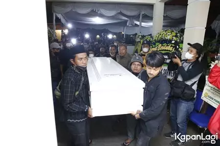 Potret kedatangan jenazah Vanessa Angel & suami © KapanLagi.com