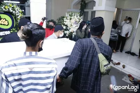 Potret kedatangan jenazah Vanessa Angel & suami © KapanLagi.com
