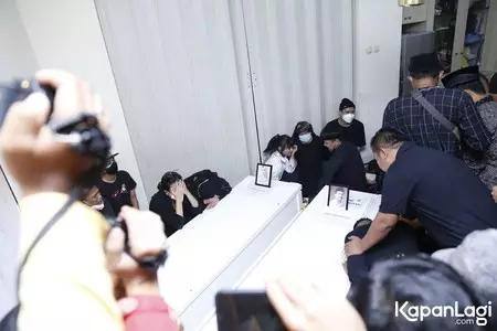 Potret kedatangan jenazah Vanessa Angel & suami © KapanLagi.com