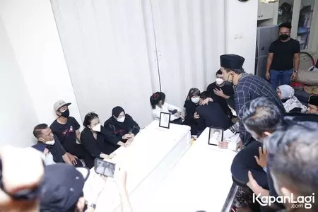 Potret kedatangan jenazah Vanessa Angel & suami © KapanLagi.com