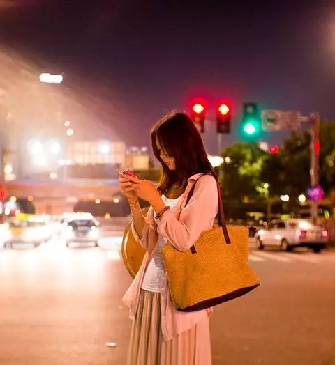 5 tips lindungi mata dari radiasi HP © 2021 brilio.net