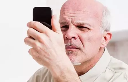 5 tips lindungi mata dari radiasi HP © 2021 brilio.net