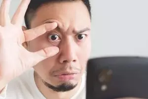 5 Cara melindungi mata dari efek buruk smartphone