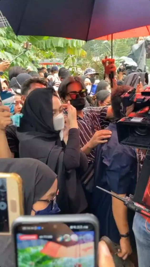 seleb hadiri pemakaman Vanessa Angel © 2021 brilio.net