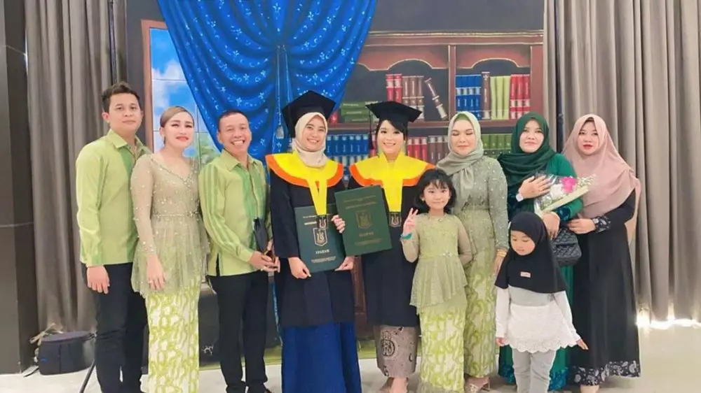Ayu Ting Ting diwisuda adiknya Instagram