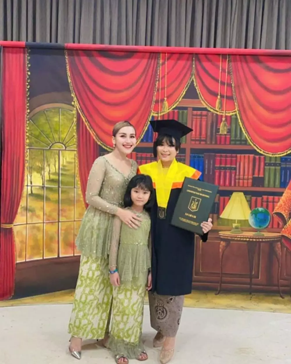 Ayu Ting Ting diwisuda adiknya Instagram