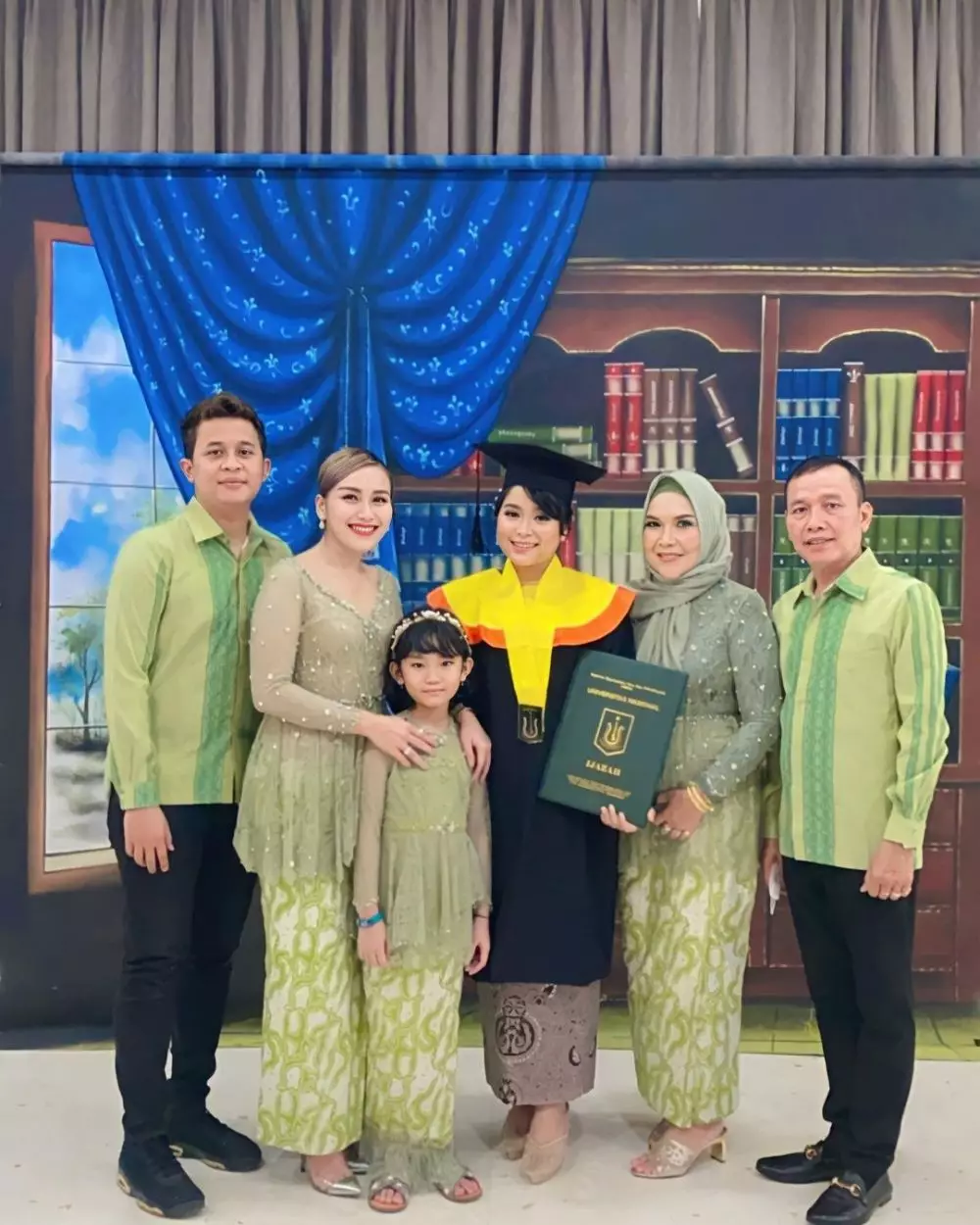 Ayu Ting Ting diwisuda adiknya Instagram