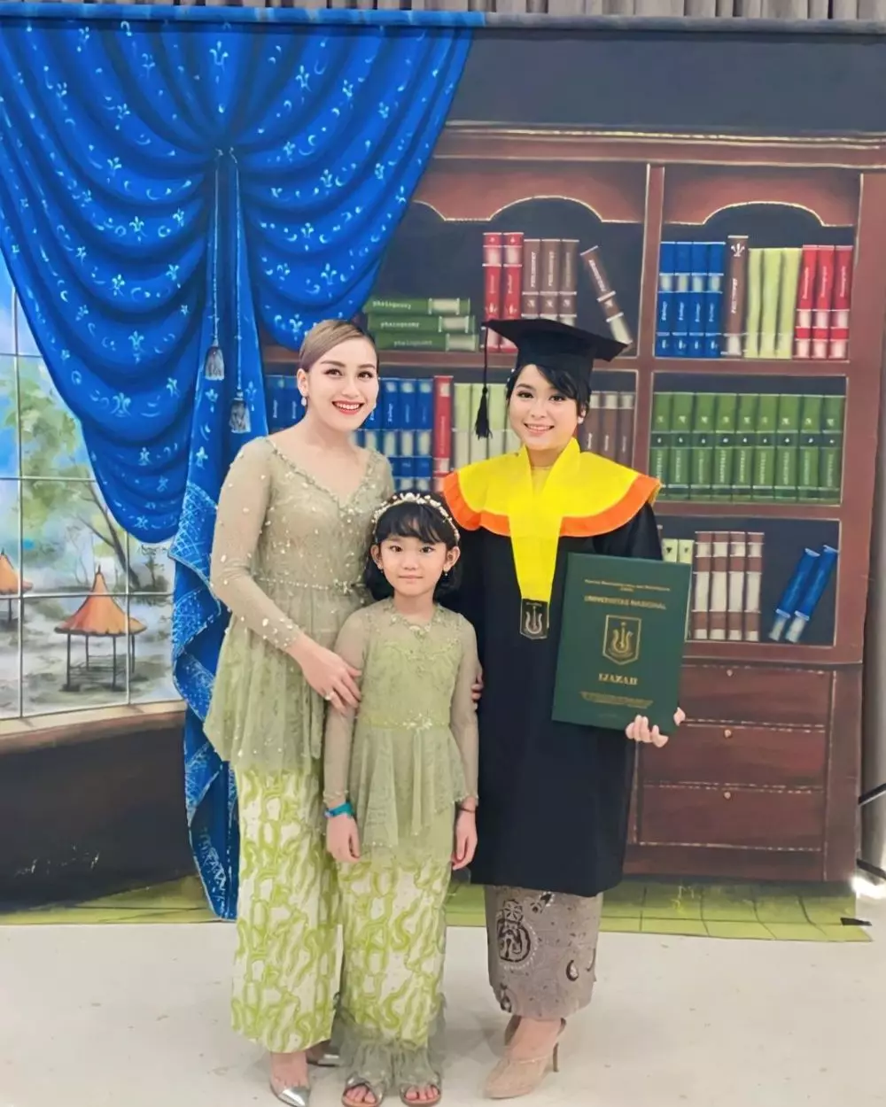 Ayu Ting Ting diwisuda adiknya Instagram