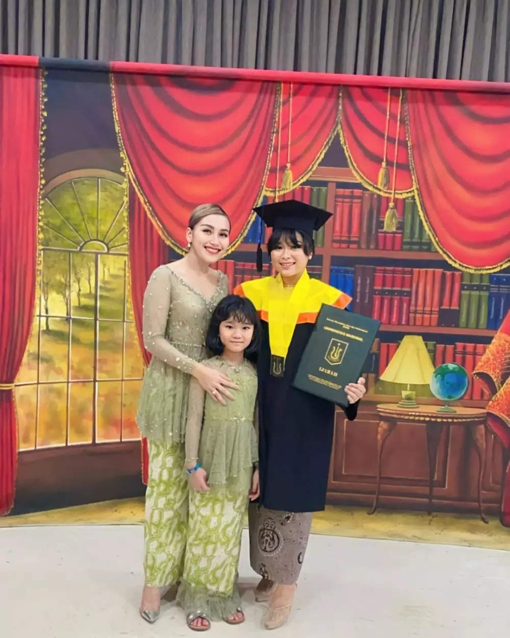Ayu Ting Ting diwisuda adiknya Instagram