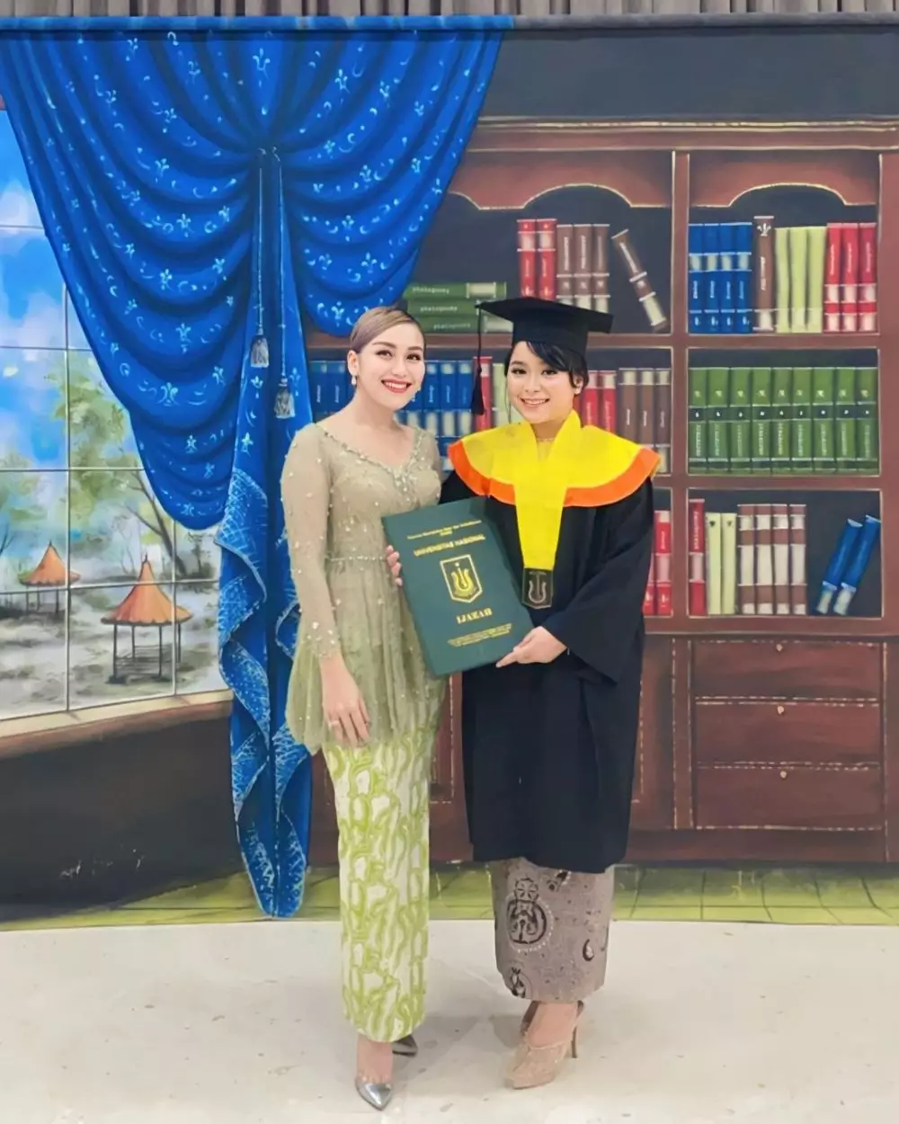 Ayu Ting Ting diwisuda adiknya Instagram