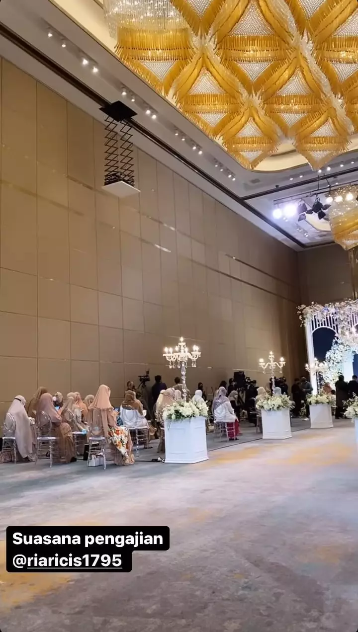 Momen pengajian Ria Ricis © Instagram Momen pengajian Ria Ricis © Instagram