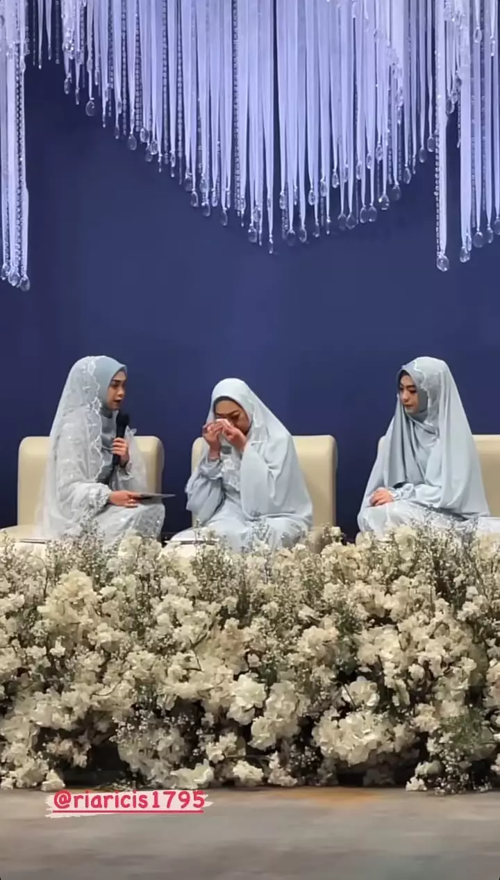 Momen pengajian Ria Ricis © Instagram Momen pengajian Ria Ricis © Instagram