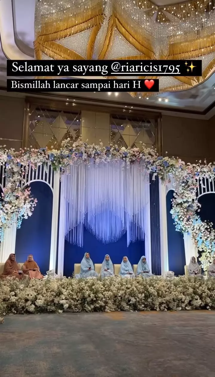 Momen pengajian Ria Ricis © Instagram Momen pengajian Ria Ricis © Instagram