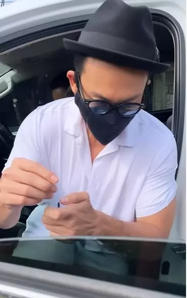 Denny Sumargo kunjungi makam Vanessa Angel Instagram© 2021 brilio.net