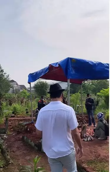 Denny Sumargo kunjungi makam Vanessa Angel Instagram© 2021 brilio.net