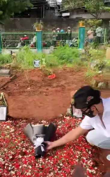 Denny Sumargo kunjungi makam Vanessa Angel Instagram© 2021 brilio.net