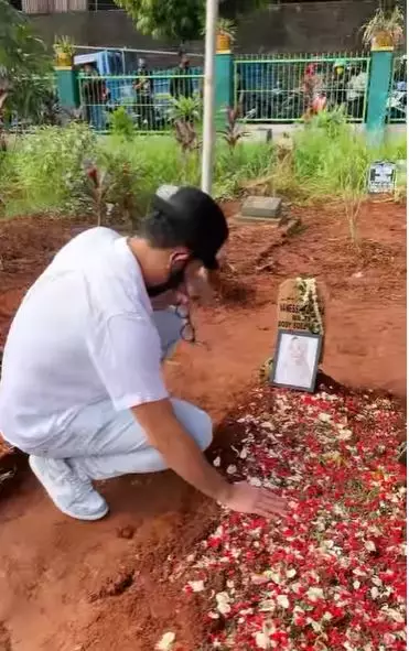 Denny Sumargo kunjungi makam Vanessa Angel Instagram© 2021 brilio.net