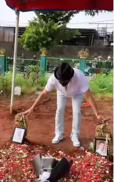Denny Sumargo kunjungi makam Vanessa Angel Instagram© 2021 brilio.net